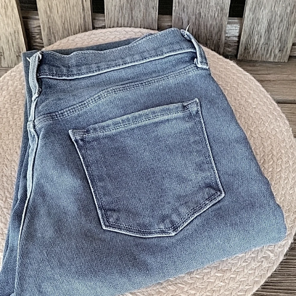 J Brand Silvery Ruby High Rise cropped cigarette jean size 27 medium wash - Picture 9 of 10